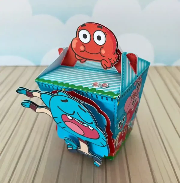Elementos digitais para topo de bolo com o tema Gumball, exibindo a casa da família Watterson, uma nuvem alegre com arco-íris e faixa para nome com apliques dos personagens.