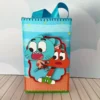 Molde de caixa sextavada com estampa de arco-íris colorido de Elmore, com aplique da coelhinha Anais segurando seu boneco Daisy em relevo tridimensional no topo.