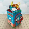 Molde de caixinha em formato de ônibus escolar amarelo com janelinhas de acetato, trazendo Gumball e Darwin espiando do lado de dentro em camadas sobrepostas.