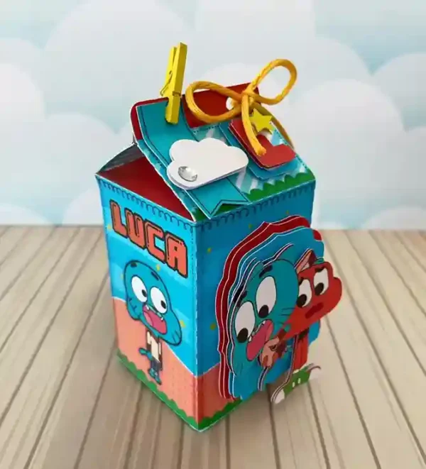 Molde de caixinha em formato de ônibus escolar amarelo com janelinhas de acetato, trazendo Gumball e Darwin espiando do lado de dentro em camadas sobrepostas.