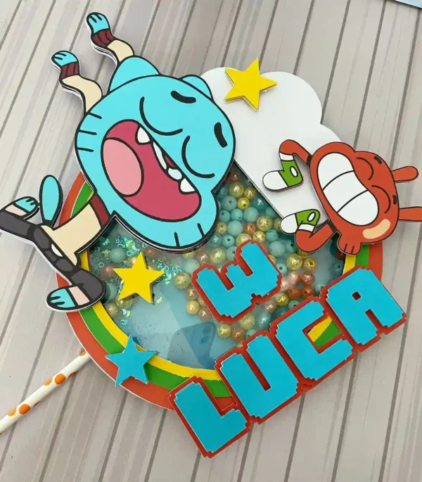 Molde digital de caixinha pirâmide imitando uma televisão retrô cinza, com tela exibindo os personagens Gumball e Darwin acenando de dentro em relevo 3D.