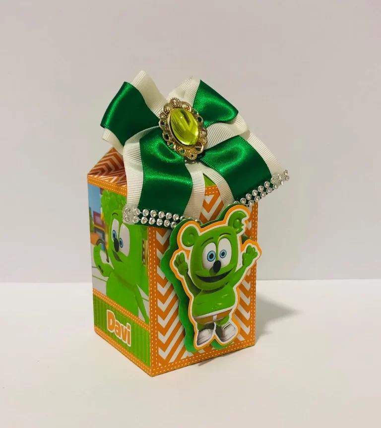 Molde digital de cestinha aberta estilo cachepô de papel com bordas onduladas, estampada com o personagem Gummy Bear dançando em meio a guloseimas.