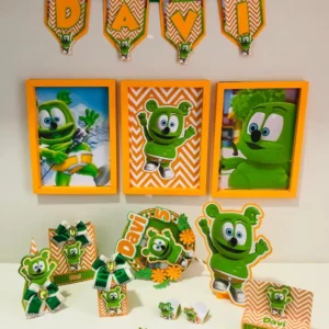 Arquivo de corte digital de embalagem no formato pirâmide de papel, decorada com mini ursinhos de gelatina e aplique tridimensional de Gummy Bear saltando na frente.