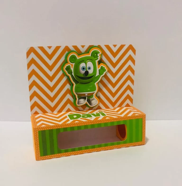 Elementos decorativos digitais do Gummy Bear para displays de mesa com base de apoio e topper para topo de bolo com o nome do aniversariante em camadas.