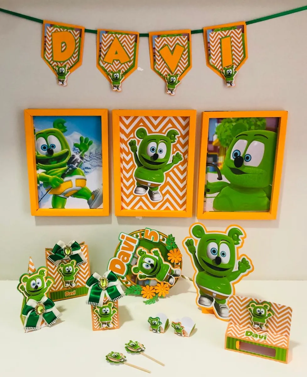 Arquivo de corte digital de embalagem no formato pirâmide de papel, decorada com mini ursinhos de gelatina e aplique tridimensional de Gummy Bear saltando na frente.