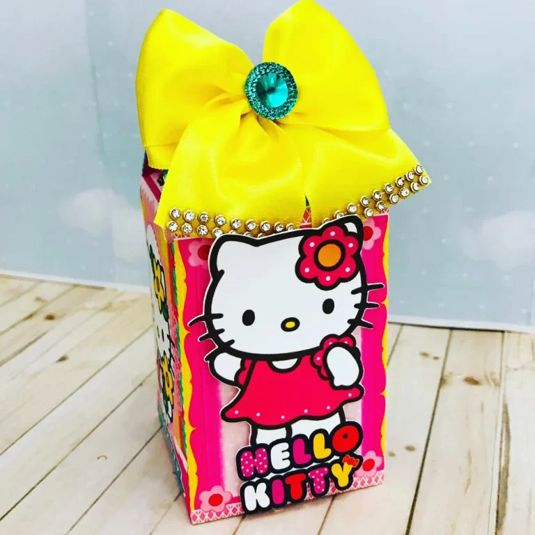 Elementos decorativos de corações, laços e silhuetas da Hello Kitty para produção de lembrancinhas e mimos estruturados.
