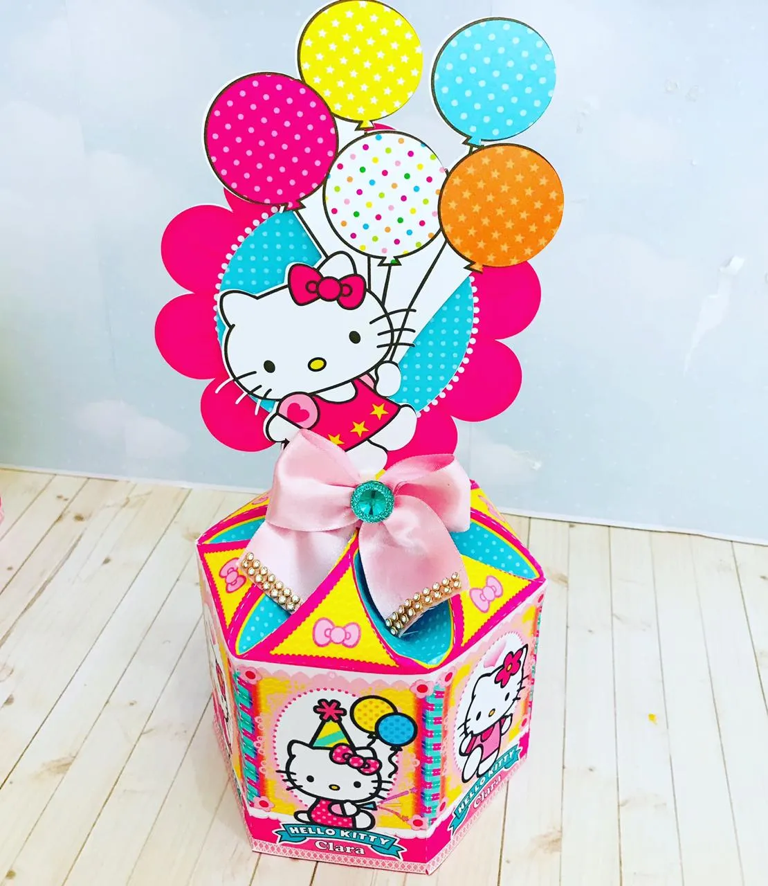 Arquivo digital para imprimir em casa e recortar manualmente itens de festa e toppers do tema Hello Kitty.