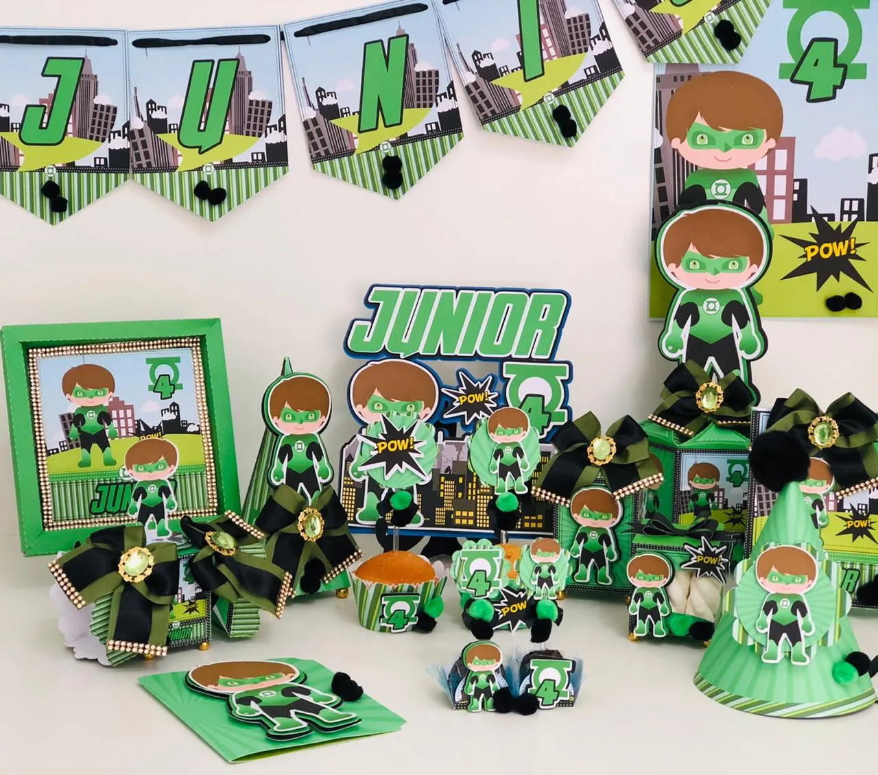 Decoração de festa infantil tema Lanterna Verde com topper de bolo personalizado em arquivo de corte.