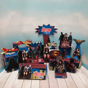 Arquivo digital de corte com os símbolos do Batman, Superman, Flash e Mulher-Maravilha para decoração de festa infantil da Liga da Justiça.