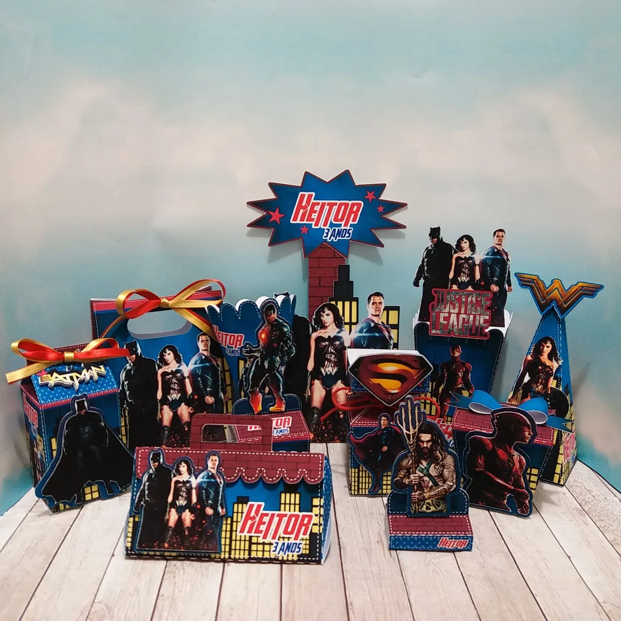 Arquivo digital de corte com os símbolos do Batman, Superman, Flash e Mulher-Maravilha para decoração de festa infantil da Liga da Justiça.
