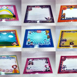 Gabarito digital de lousa mágica infantil com moldura interativa e linhas de vinco e corte precisas, exibindo design estruturado para montagem em arquivo digital de corte.