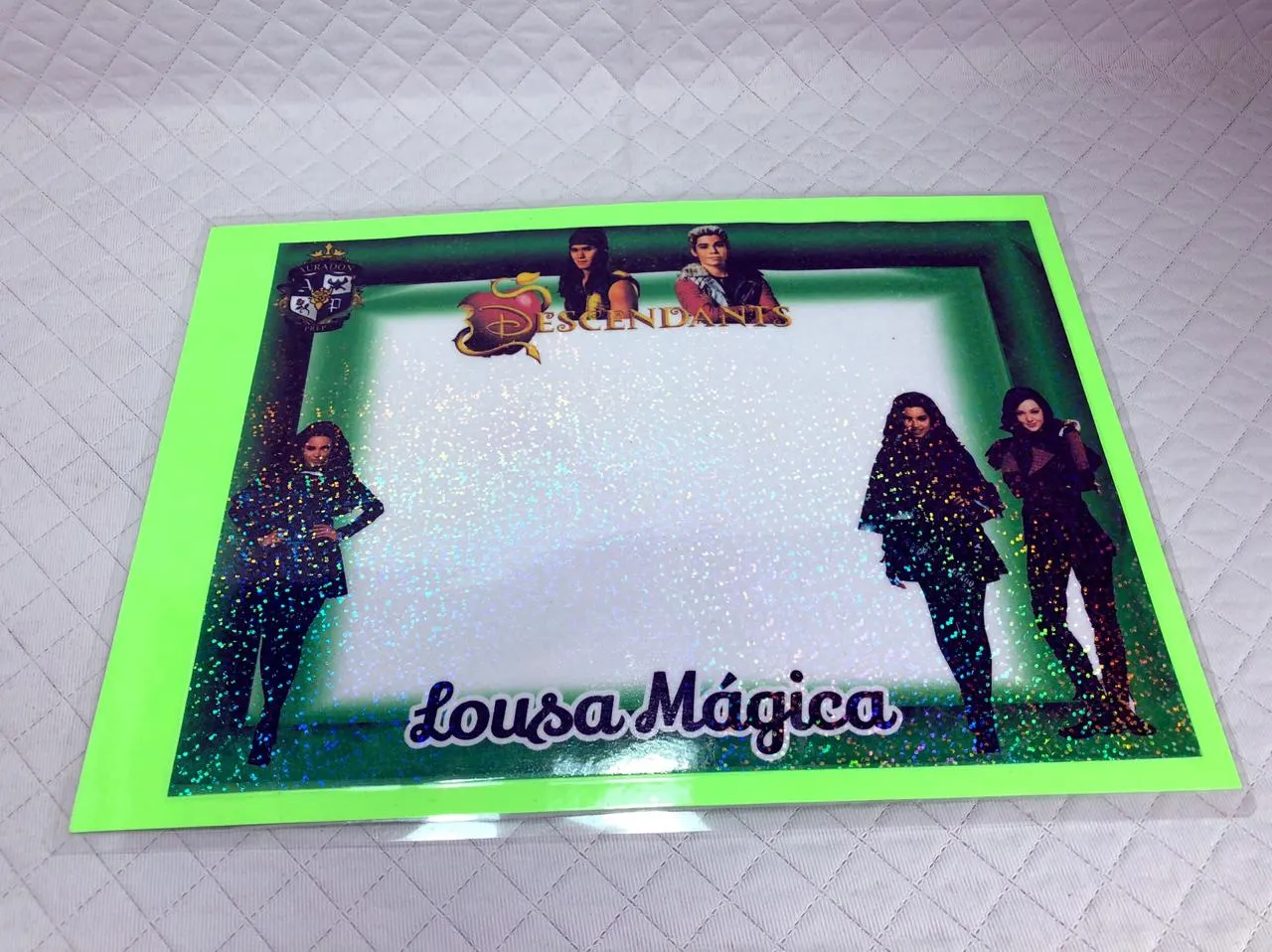 Segundo modelo de gabarito digital de lousa mágica infantil com estrutura firme, bordas personalizadas e linhas de marcação para dobra em arquivo digital de corte.
