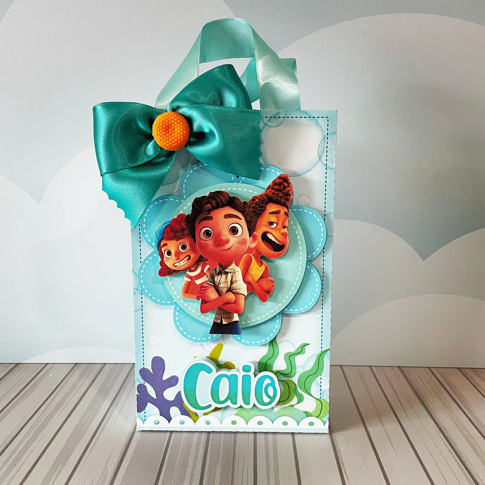 Arquivo de corte de caixinha de papel sextavada simulando uma tigela de espaguete italiana, com aplique do personagem Giulia comendo e detalhes de garfos de papel.