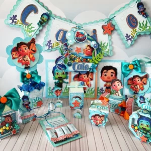 Molde de caixa milk decorada com padronagem de escamas brilhantes na base, ondas recortadas em camadas azuis e aplique do Luca em sua forma de criatura marinha.
