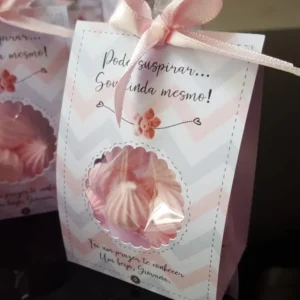 Embalagem de papel tridimensional vazada em formato de berço cônico com abas decorativas superiores entrelaçadas para acomodar doces, exibindo linhas de vinco pontilhadas em arquivo digital de corte.