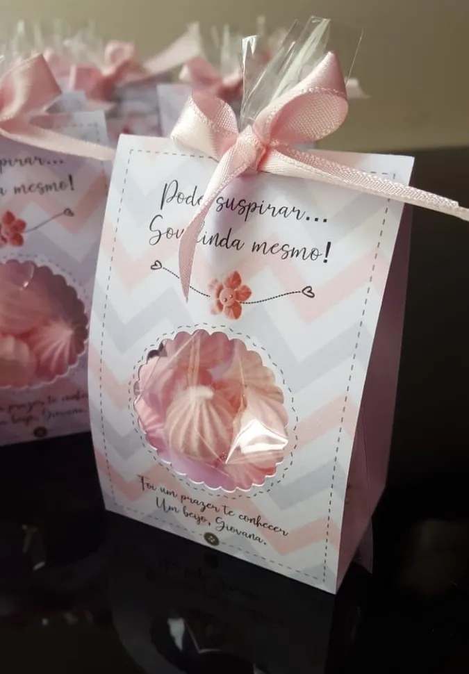 Embalagem de papel tridimensional vazada em formato de berço cônico com abas decorativas superiores entrelaçadas para acomodar doces, exibindo linhas de vinco pontilhadas em arquivo digital de corte.