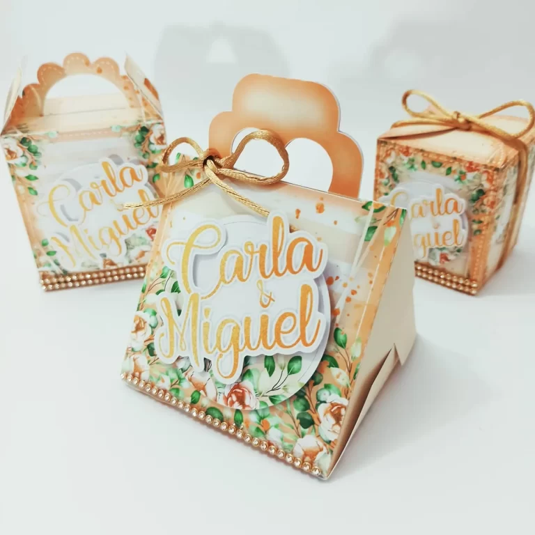Moldes de caixas e embalagens decoradas com corações para Noivado em Studio e PDF.