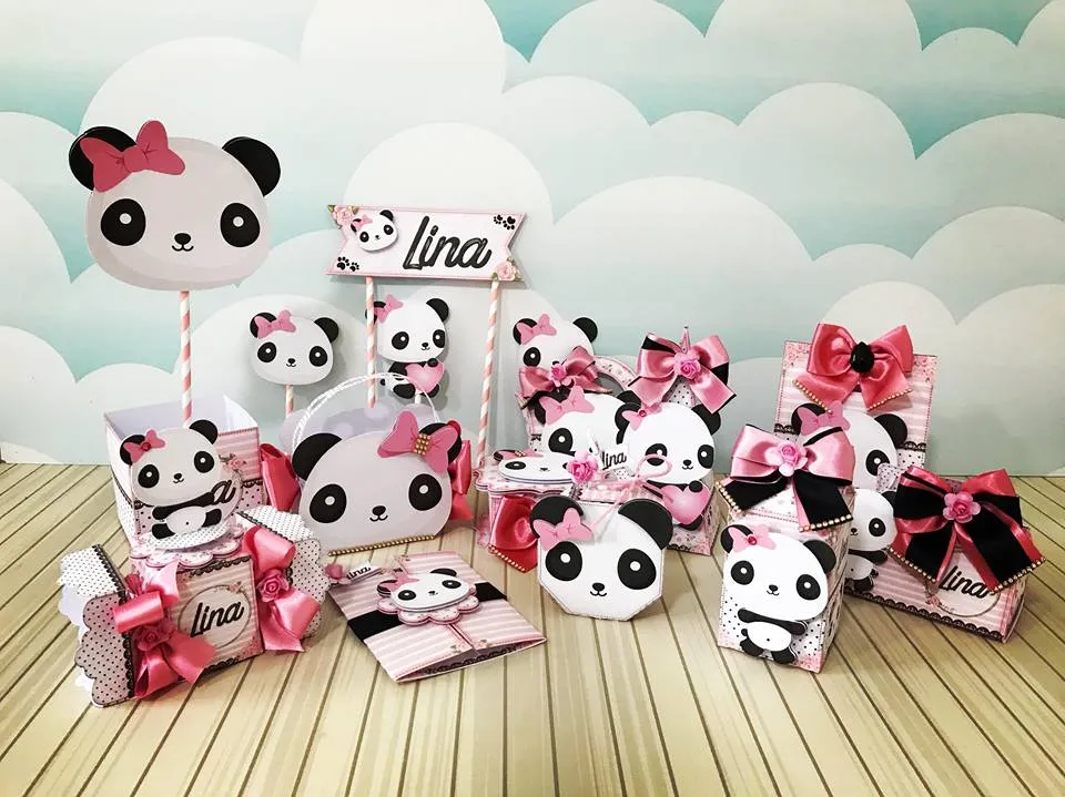 Molde digital de topo de bolo do tema panda de laço com detalhes de flores e ramos, visualizado na tela do computador em software de corte.