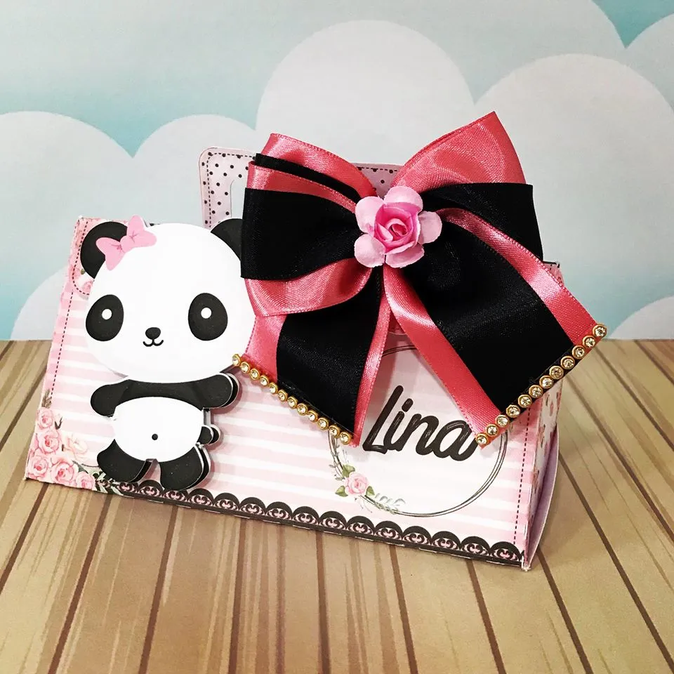 Arquivo de corte digital de panda menina com laço rosa em formato Studio e PNG, exibindo camadas e contornos para topo de bolo e caixas personalizadas em alta definição.