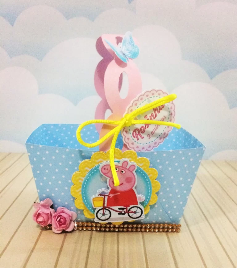 Kit digital de personalizados infantis no tema Peppa Pig nos formatos Silhouette Studio e PDF.