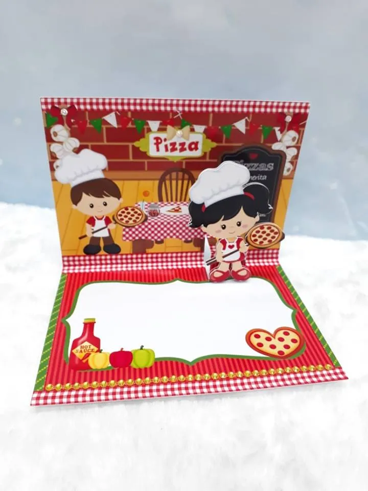 Arquivo de corte digital para topo de bolo temático de pizzaria com camadas de papel colorido representando um forno a lenha, um chefe pizzaiolo e plaquinhas com o nome do aniversariante.