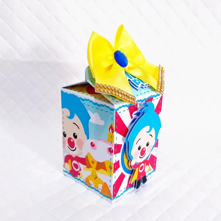 Topper de bolo com o Plim Plim em versão baby sentado sobre uma nuvem fofinha branca, segurando um balão com a idade do aniversariante, cercado por estrelas cadentes e tons pastéis em camadas tridimensionais em arquivo digital de corte.