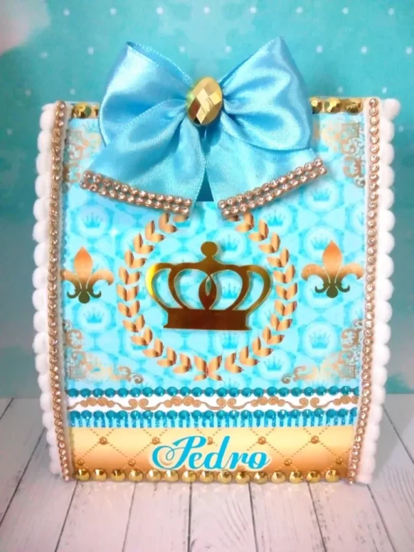 Arquivo de corte digital para festa tema reinado em formato Studio e PDF, exibindo detalhes de uma coroa real dourada com ramos de louros para topo de bolo e caixas personalizadas.
