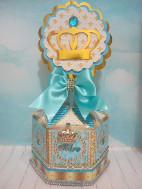 Maquete digital de caixas personalizadas e elementos decorativos de festa infantil tema reinado azul e dourado com linhas de vinco para corte.