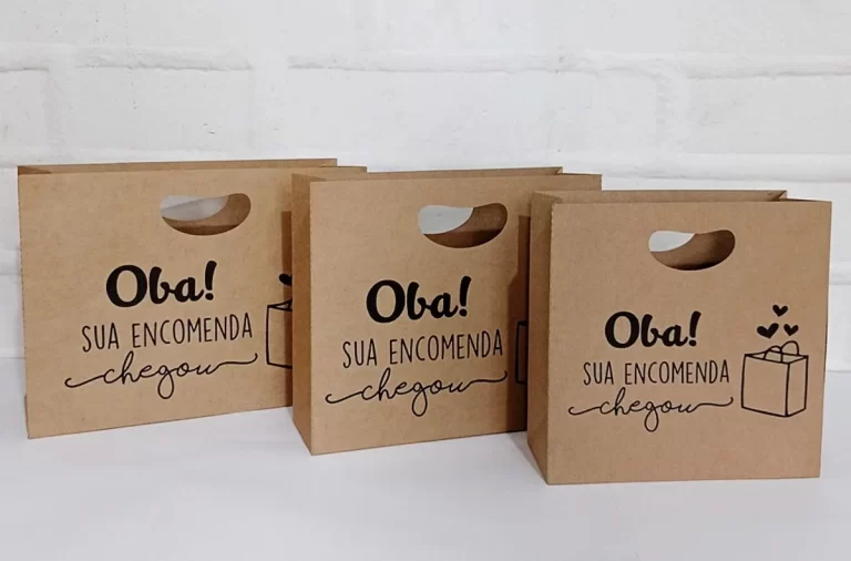 Embalagem de papel aberta estilo sacolinha trapézio com base larga e laterais vincadas, trazendo furos superiores para fechamento com laço decorativo em arquivo digital de corte.