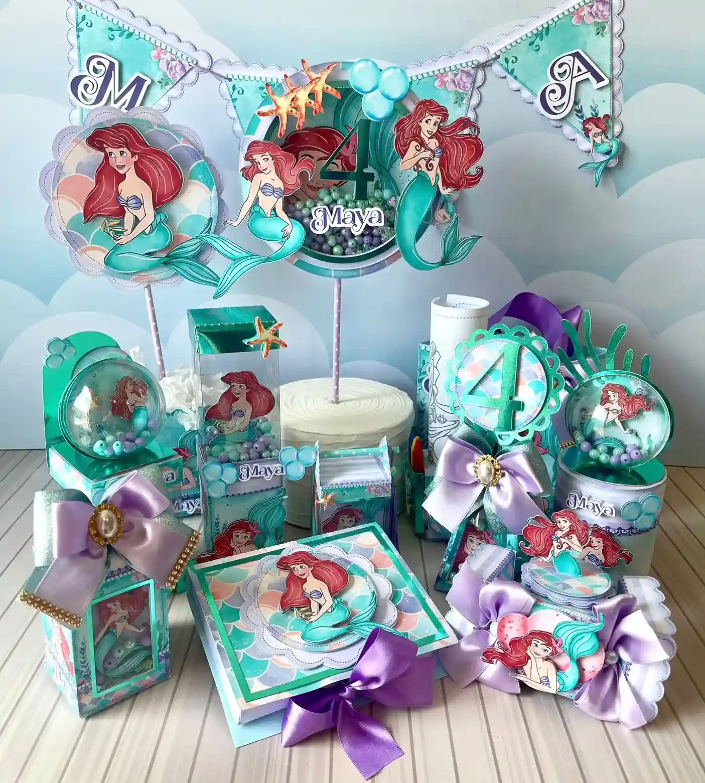 Molde de corte para topper de bolo de aniversário infantil com silhueta da Sereia Ariel sentada na pedra e molduras elegantes em formato Studio e PDF.
