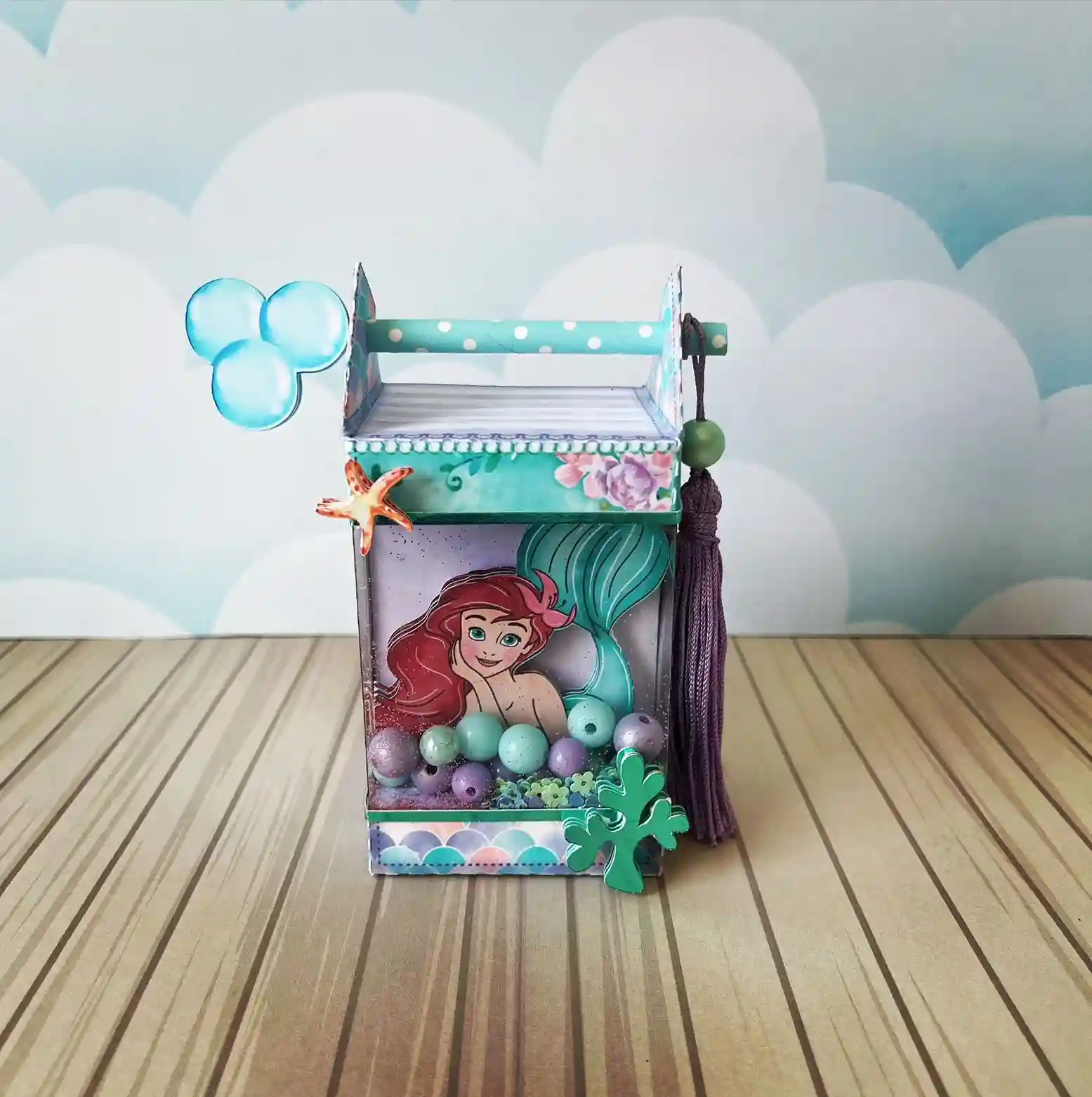 Maquete digital de caixas personalizadas e elementos decorativos de festa infantil tema Sereia Ariel em tons de aquarela com linhas de vinco para recorte.