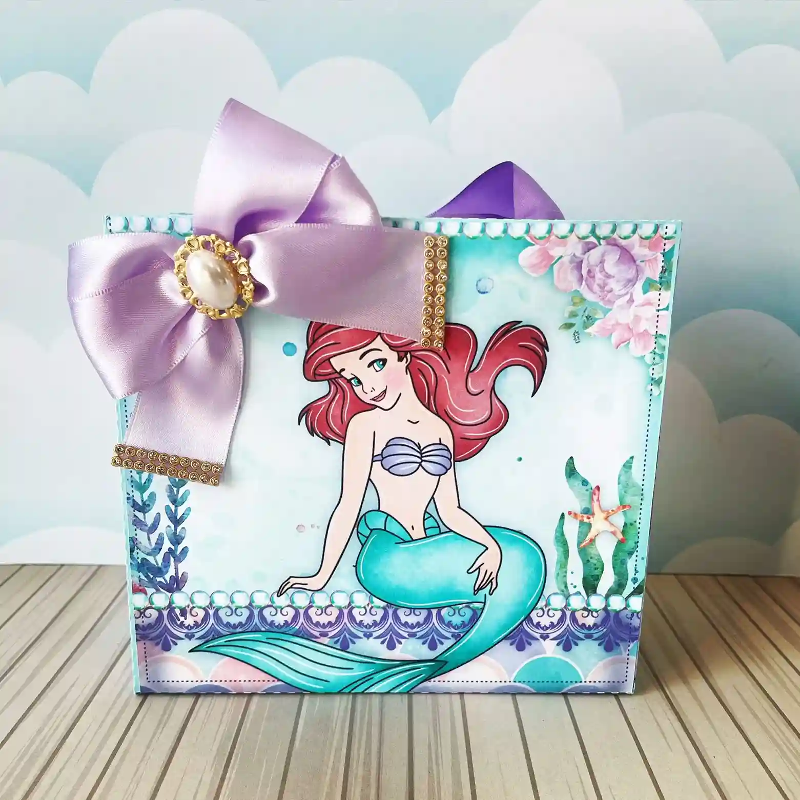 Arquivo de corte digital da Sereia Ariel em formatos Studio, PNG e PDF, exibindo camadas detalhadas da personagem, cauda com escamas e elementos do fundo do mar para topo de bolo.