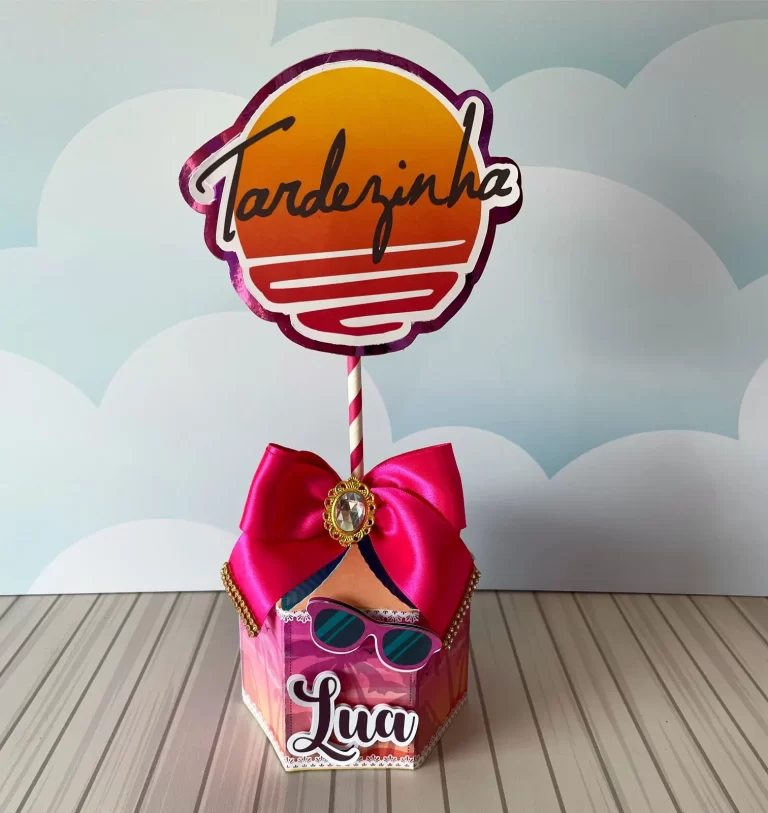 Topper de bolo simulando o cenário de uma piscina azul com ondas, uma boia redonda de flamingo, um drink tropical com canudo e guarda-sol e óculos escuros coloridos em camadas tridimensionais em arquivo digital de corte.
