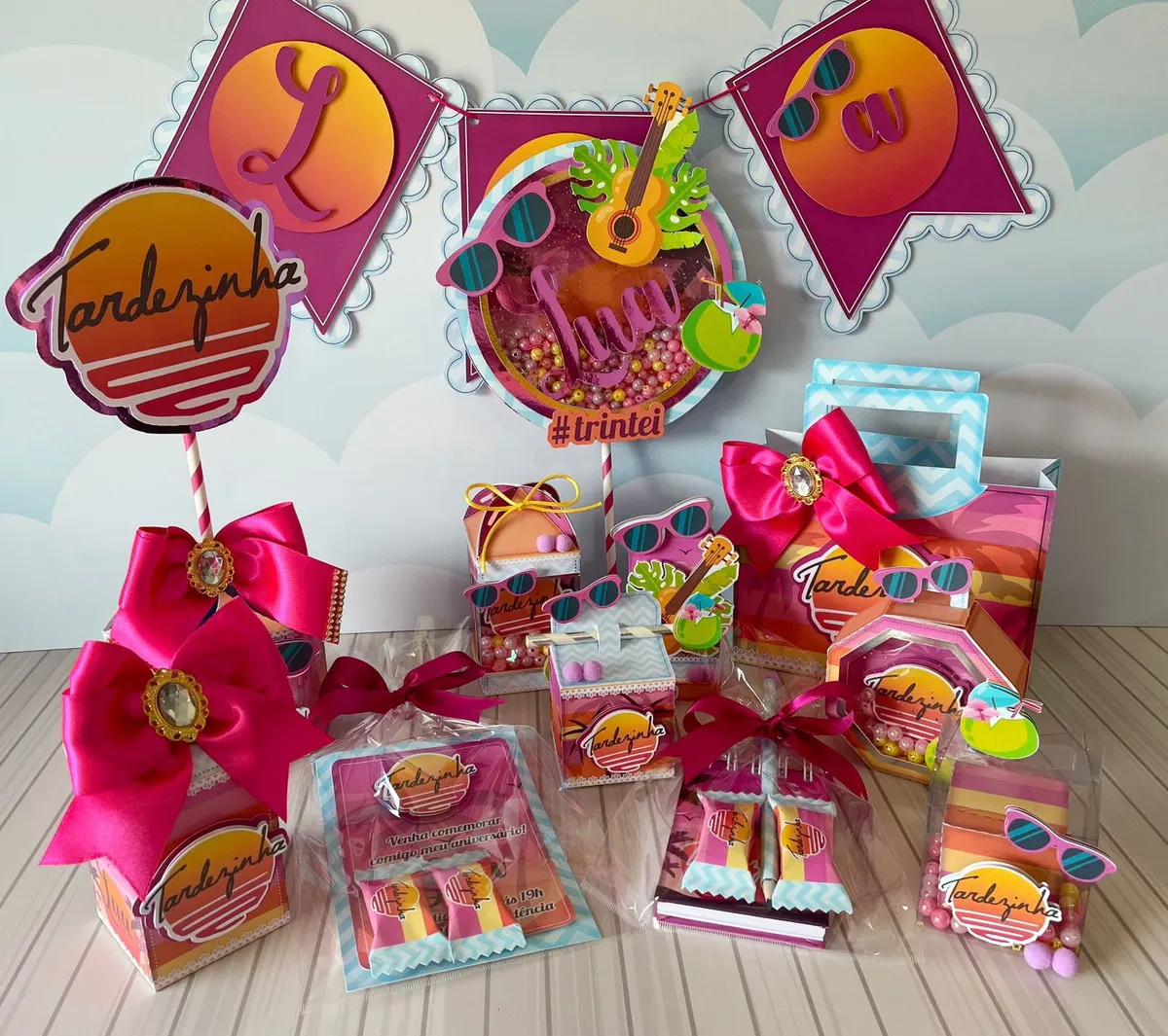 Topper de bolo com dois flamingos cor-de-rosa centrais, moldura circular de folhagens tropicais verdes como costela-de-adão, flores de hibisco coloridas e faixas texturizadas em camadas tridimensionais em arquivo digital de corte.