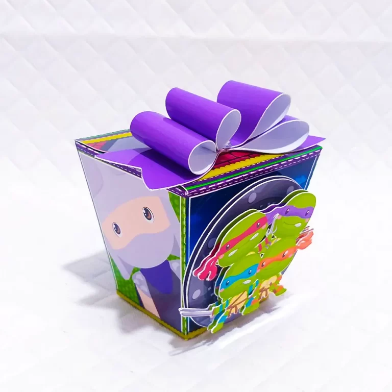 Maquete digital de caixas personalizadas e elementos decorativos de festa infantil do tema Tartarugas Ninjas com linhas de vinco e máscaras coloridas prontas para recortar.