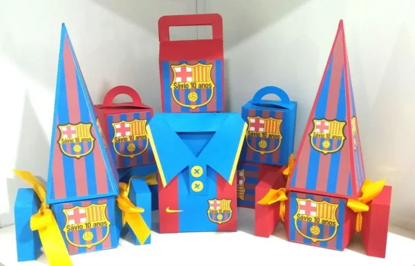Molde digital de topo de bolo do time Barcelona em formato Studio para Silhouette, mostrando o brasão do clube com linhas de contorno em azul e grená prontas para recorte em camadas sobrepostas.