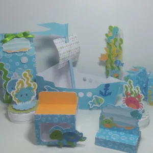 Topper de bolo com animais marinhos como baleia, tartaruga, polvo, peixinhos e algas em camadas tridimensionais com detalhes de bolhas para decoração de festa infantil em arquivo digital de corte.