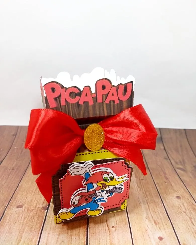 Topper de bolo com o Pica-Pau vestindo um sobretudo clássico bege e chapéu de detetive, segurando uma grande lupa que aumenta elementos de pegadas e pistas em camadas tridimensionais em arquivo digital de corte.