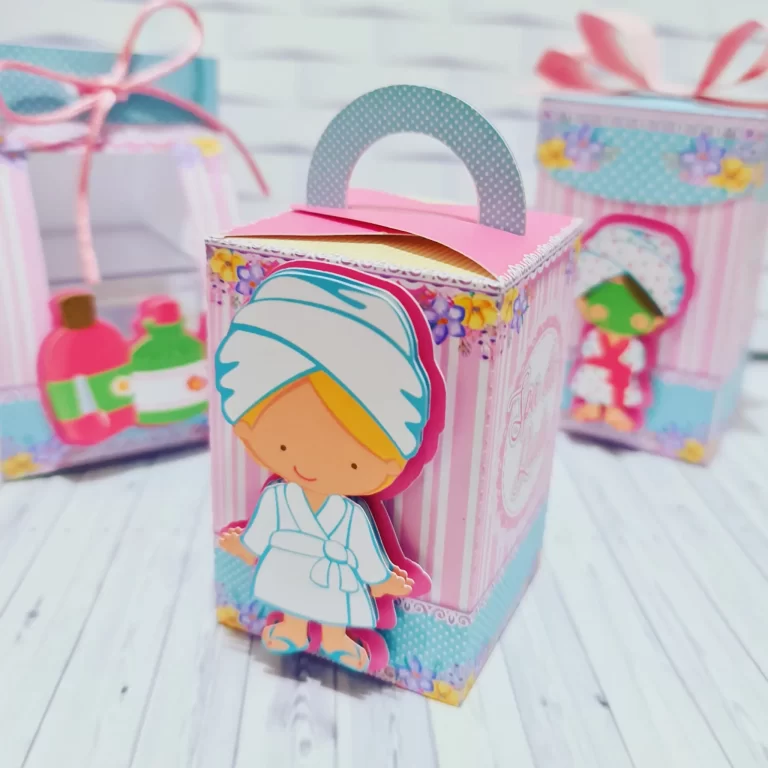 Topper de bolo com elementos de cuidados pessoais, verniz e espelho para decoração de festas com o tema Spa.