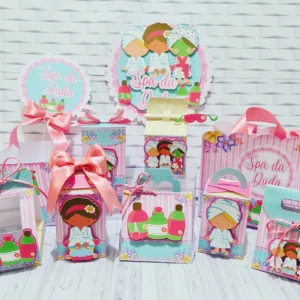 Kit de personalizados e topper de bolo com máscaras faciais, roupão e maquilhagem para decoração de festa em arquivo digital de corte.
