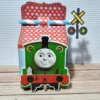 Topper de bolo de trenzinho para decoração de festas com o tema Thomas em Studio e PDF.