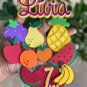 Ilustração vetorial de topo de bolo com frutas tropicais divertidas como abacaxi, melancia e coco com óculos de sol, mostrando as bordas externas limpas para recorte no Silhouette Studio.