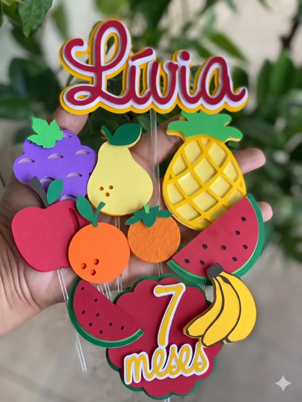 Ilustração vetorial de topo de bolo com frutas tropicais divertidas como abacaxi, melancia e coco com óculos de sol, mostrando as bordas externas limpas para recorte no Silhouette Studio.