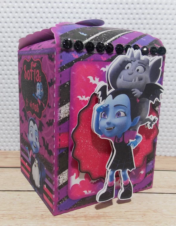 Enfeites, tags e embalagens de mimos da Vampirina nos formatos prontos Studio e PDF.