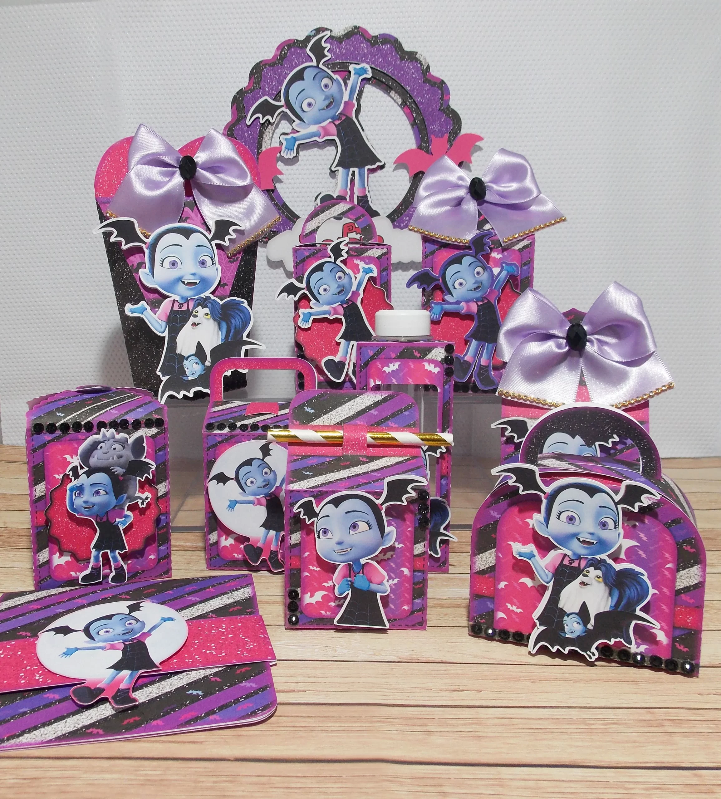 Kit digital de personalizados de halloween infantil no tema Vampirina em Studio e PDF.