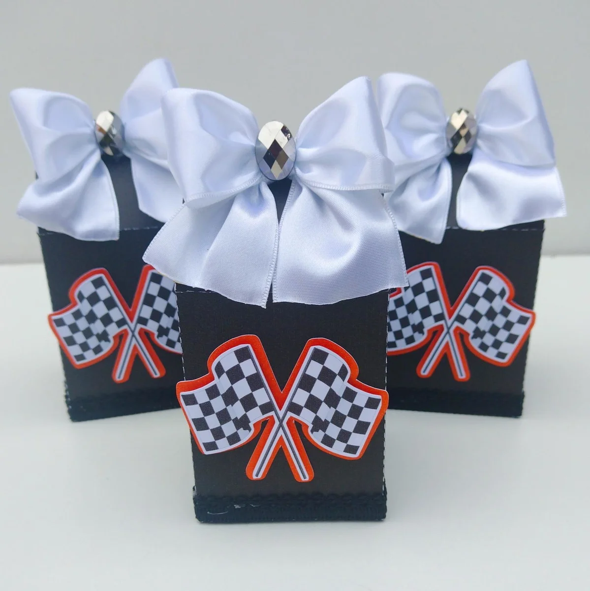 Linhas de corte de topo de bolo do tema Velozes e Furiosos na tela do software Studio, mostrando velocímetros, bandeiras de corrida quadriculadas e letras personalizadas em formato de camadas sobrepostas.