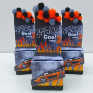 Elementos decorativos de carros de corrida e faixas de asfalto dispostos em folha de corte digital no programa Silhouette Studio com marcas de registro para impressão e recorte.