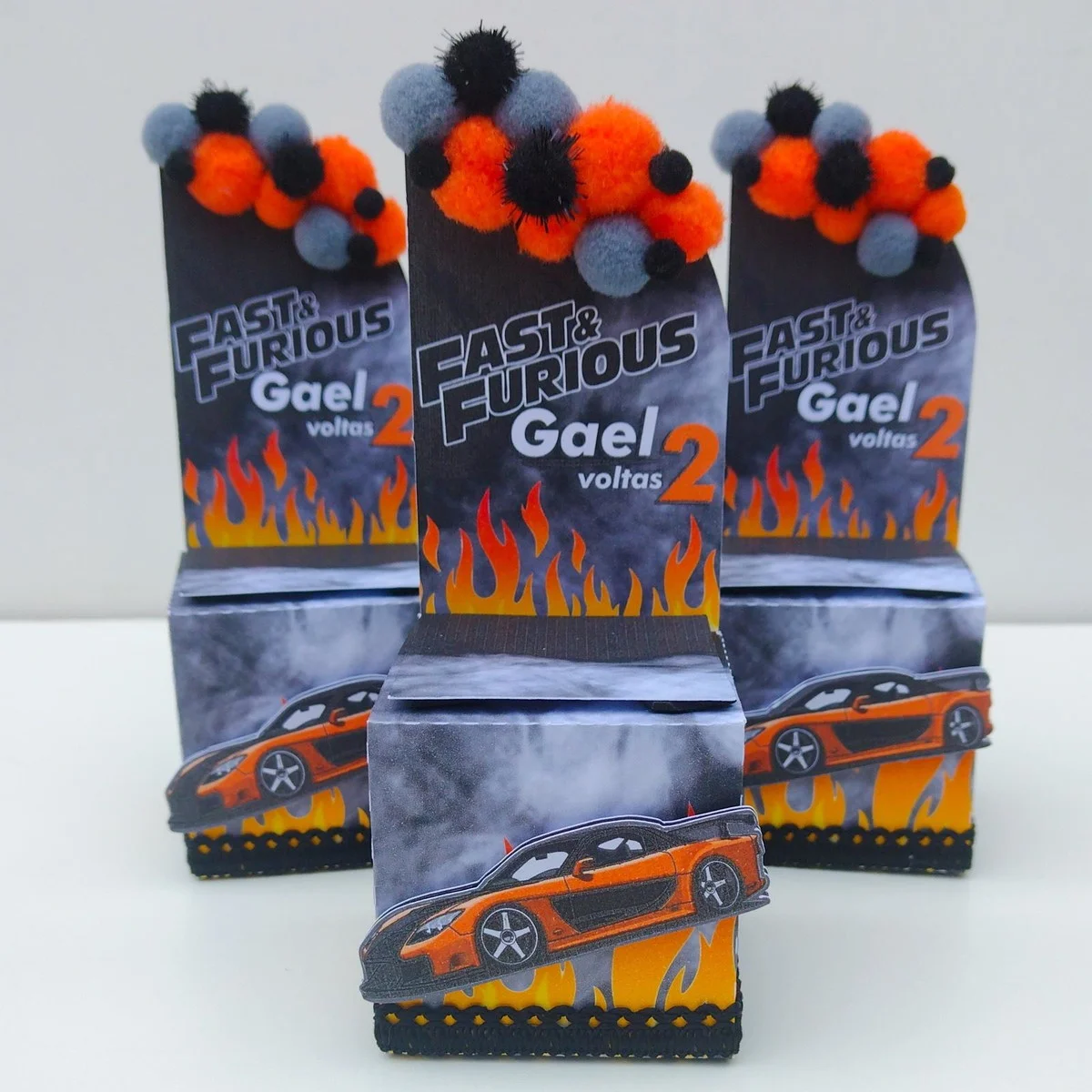 Elementos decorativos de carros de corrida e faixas de asfalto dispostos em folha de corte digital no programa Silhouette Studio com marcas de registro para impressão e recorte.