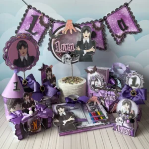 Kit de personalizados e topper de bolo com a personagem Wandinha Addams e a Mãozinha em camadas tridimensionais para decoração de festa em arquivo digital de corte.