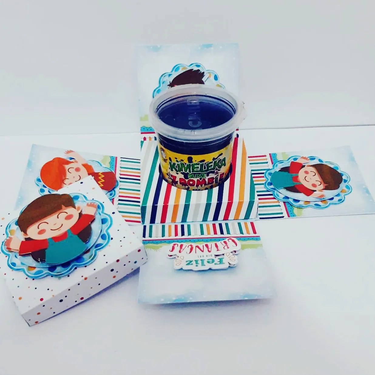 Topper de bolo colorido para decoração de festas com o tema Dia das Crianças em Studio e PDF.